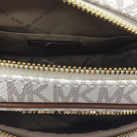 MICHAEL KORS MD FLIGHT CROSSBODY Bag VANILLA
NWT - Picture 4 of 8